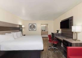 Ramada by Wyndham Kingman 5