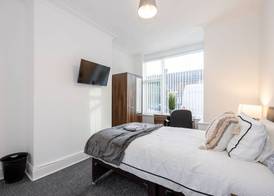 Charming 4-bed Guest House in Salford 4
