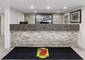 Super 8 by Wyndham Gananoque - Country Squire Resort 2