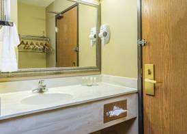 Super 8 by Wyndham Troy IL/St. Louis Area 3