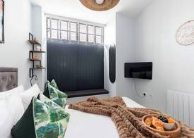 Elliot Oliver - Stylish 2 Bedroom Town Centre Apartment 3