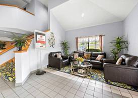 Econo Lodge London North 3