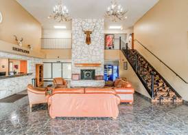 Days Inn & Suites by Wyndham Beeville 2