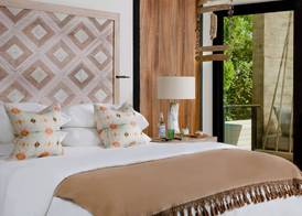 Susurros del Corazón, Auberge Collection 2