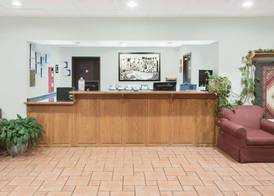 Super 8 by Wyndham Monett 2