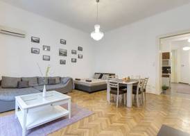 Real Apartments Lovag 4