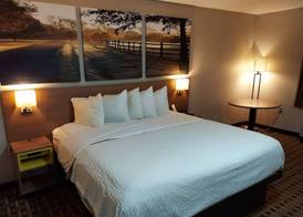 Days Inn & Suites by Wyndham Huntsville 4