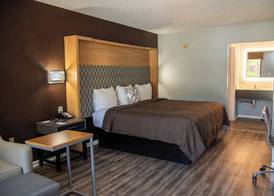 Columbus Inn and Suites 4