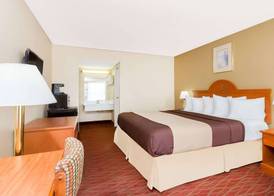 Days Inn by Wyndham Staunton 5