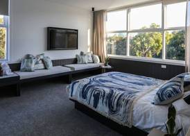 Barrys Beach Road Hotel 2