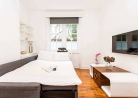 Bright Warwick Chambers Apartment 5
