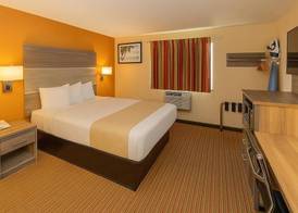 Travelodge by Wyndham Muskegon 2