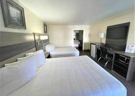 Ramada by Wyndham Kingman 4