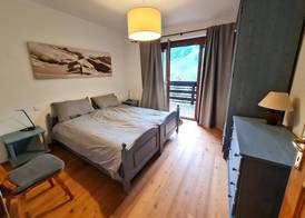 Apartment With Balcony and Mountain Views 3