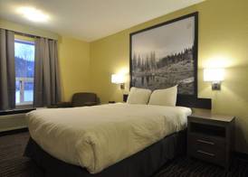 Super 8 by Wyndham Revelstoke BC 3