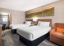 Days Inn & Suites by Wyndham Kokomo 4
