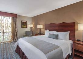 Wyndham Visalia 4