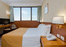 Hotel The Brand 5