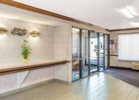 Days Inn by Wyndham Pontoon Beach 2