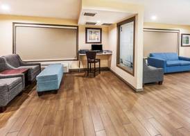 Super 8 by Wyndham Calgary/Airport 3