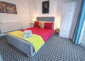 Central 3 - Bedroom Townhouse in Brighton with Parking 2