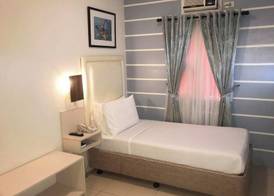 Tom's Cabin Hotel 4