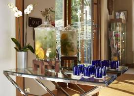 Mandolay Hotel Guildford 2
