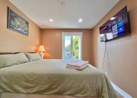 Cozy Home Near Transit & Hillcrest Mall with Free Parking 4