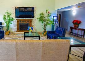 Quality Inn & Suites Woodstock near Lake Geneva 4