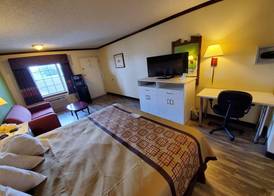 Days Inn by Wyndham Monett 5