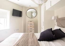 The Soho Loft - Elegant & Modern 1bdr in Soho 3