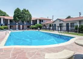 RODEWAY INN & SUITES 4