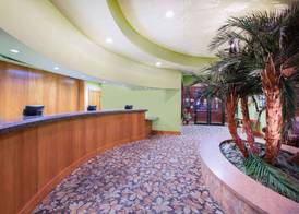 Ramada by Wyndham Des Moines Tropics Resort & Conference Ctr 3