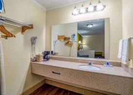 Rodeway Inn & Suites Fort Jackson 5