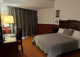 Hotel El Cisne - parking exterior gratuito 5