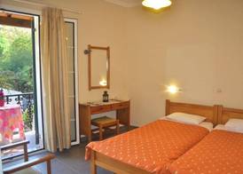 Holiday Studio Apartments yannis on the beach of Agios Gordios in Corfu 3