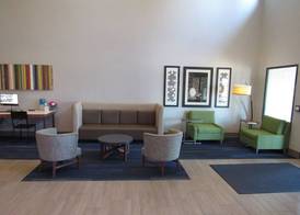 Holiday Inn Express & Suites LINCOLN SOUTH by IHG 4