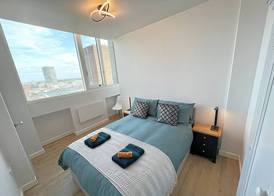 City Centre - Sleeps 4 & Free Parking 5