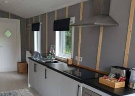 Tranquil Cabin Retreat- Sleeps 2, Parking 4