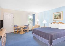 Howard Johnson by Wyndham Staunton 5