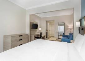 Best Western Plus Airport Inn & Suites 5
