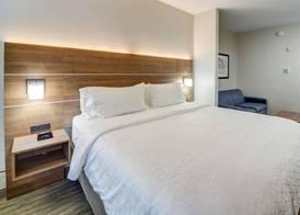 Holiday Inn Express & Suites QUINCY I-10 by IHG 3