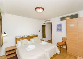 Apartment and Rooms Desideria 4