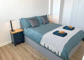 City Centre - Sleeps 4 & Free Parking 3