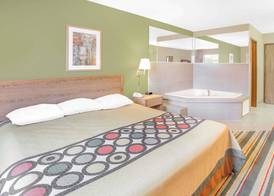 Super 8 by Wyndham East Moline 5