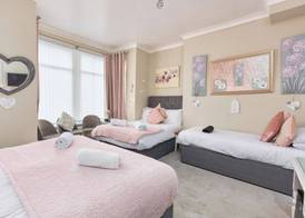 Friends Hotel 4