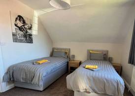 2-bed House - Sleeps 6 - Garden, Parking, Wifi 5