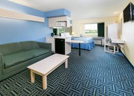 Days Inn & Suites by Wyndham Pryor 4