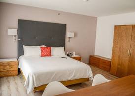 Stain Loft & Suites 4