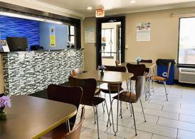 Super 8 by Wyndham Vincennes 2